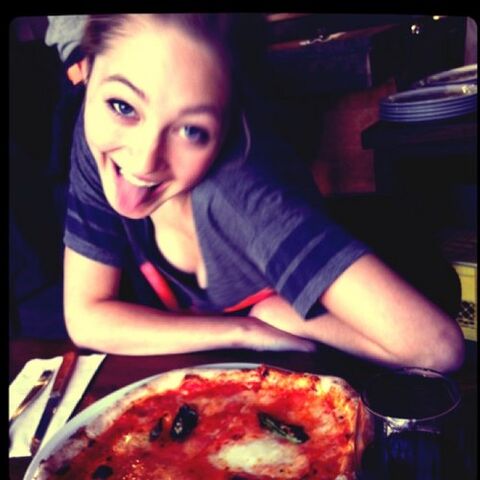 File:Olivia-pizza.jpg