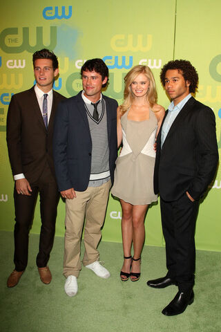 File:Sara+Paxton+Ben+Hollingsworth+2009+CW+Network+YfuYRYBZ0 tl.jpg