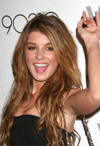 File:Shenae-Grimes-Annalynne-Mccord.jpg