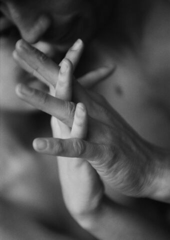 File:Couple-kiss-love-Favim.jpeg