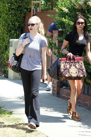 File:Amanda+Seyfried+Nina+Dobrev+Amanda+Seyfried+zely pMJxcql.jpg