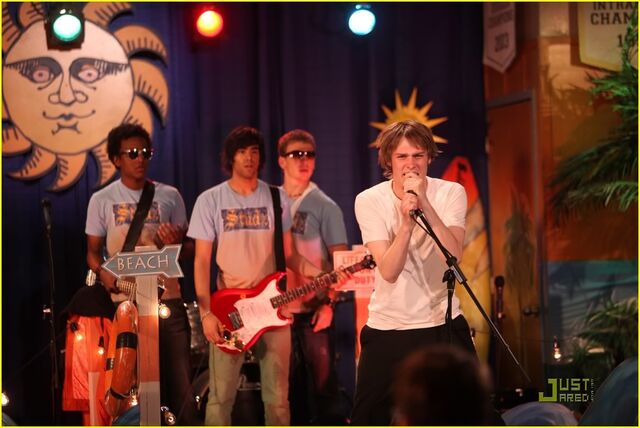 File:Degrassi-season-nine-premiere-03.jpg