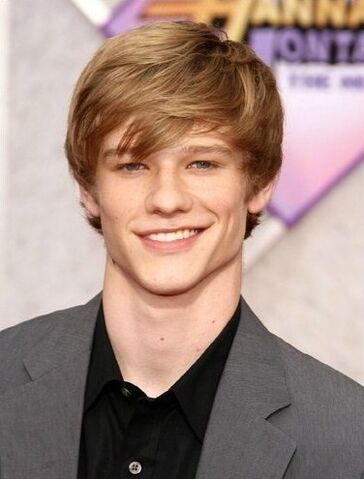 File:Lucas-Till-lucas-till-5569627-376-495.jpg