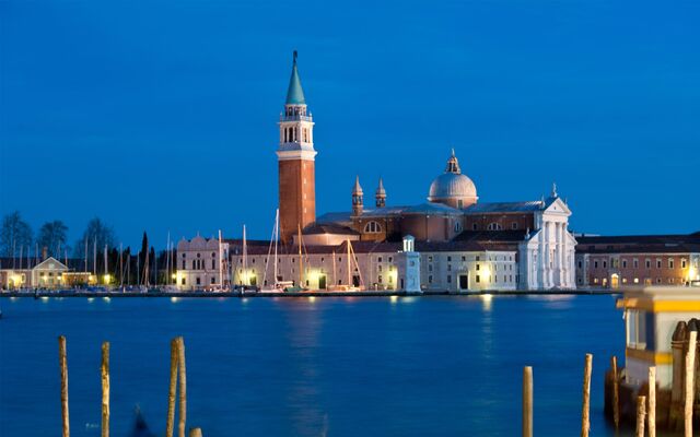 File:Night-In-VeniceItaly.jpg