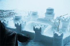 Résultat de recherche d'images pour "snow winterfell sansa"