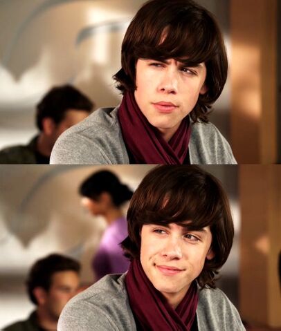 File:ELIinamazingscarf.jpg