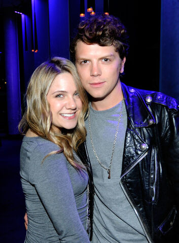 File:Lauren+Collins+Michael+Seater+Independent+mEk70VtUAOHl.jpg