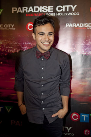 File:Adamo red carpet.jpg
