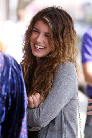 File:Shenae+Grimes+Leaving+Toast+Restaurant+Yb7rFky70J3l.jpg