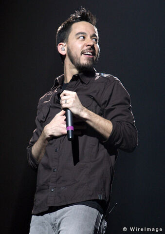 File:Mike-Shinoda-Transformers-3-Dark-of-the-Moon-Iridescent-LPU-Chat 1304527699.jpg