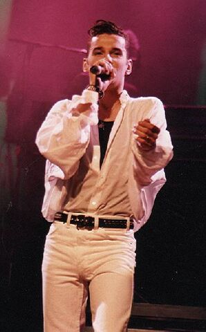 File:Dave-Gahan-pinterest-596fa3a68430939a30c8ff9121a9540c.jpg