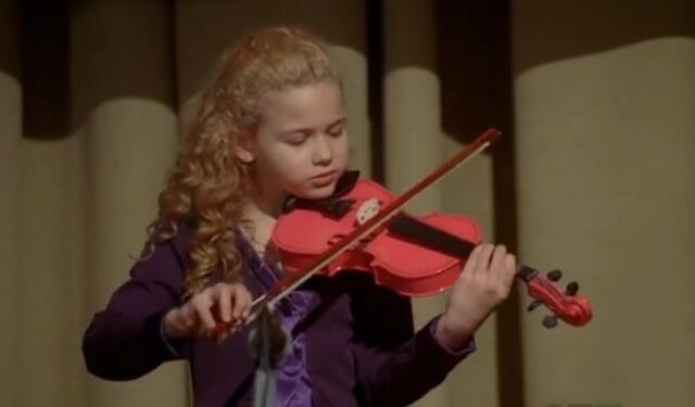 File:Jenny performs.jpg