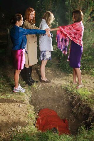 File:Alejandro's grave 2.jpg