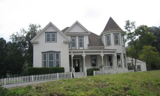 File:800px-Colonial Mansion1.jpg