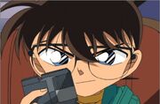 Conan consiguiendo el diario de Itakura.jpg