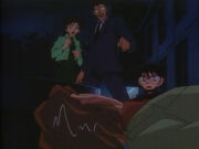 Kogoro, ran y Conan encuantran muerto a Yuji.jpg