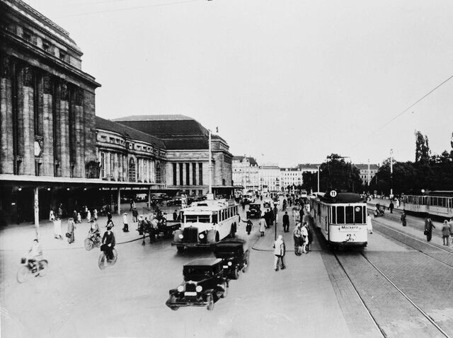 Datei:LEHbfVorplatz.jpg