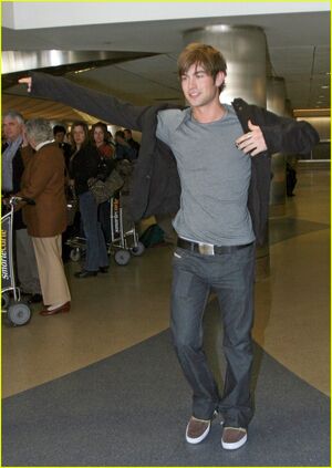 Chace-crawford-phone-06