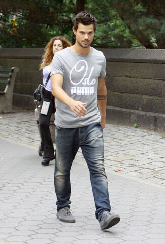 File:Taylor+Lautner+Tracers+Films+NYC+Part+2+GyJZAdM3ilEx.jpg