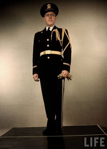 File:US-Army-officer-a-Lt.-Generals-Aide-wearing-full-dress-uniform.jpg