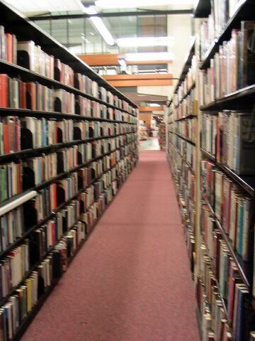 ファイル:Library book shelves.jpg