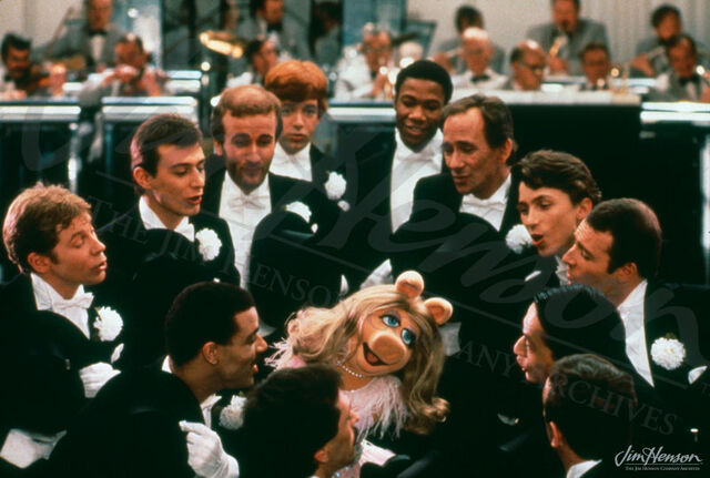 File:GMC MissPiggyBallroomScene.jpg