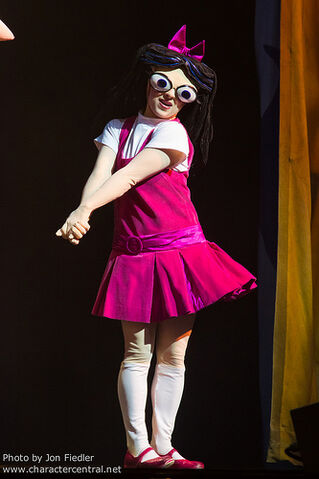 File:Isabella P&F live.jpg