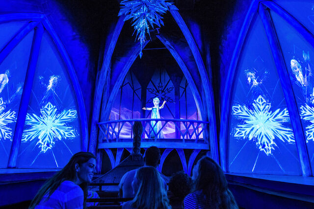 File:Elsa-Ice-Palace-Frozen-Ever-After.jpg