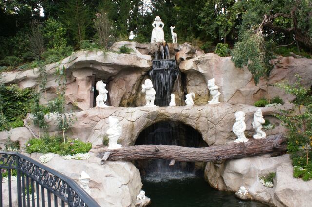 File:Snow White's Grotto.jpg