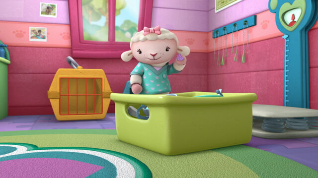File:Lambie holds a small heart.jpg