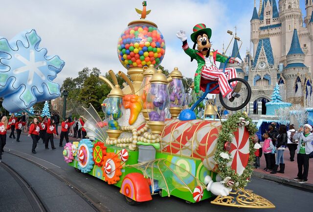 File:Goofy christmas float.jpg