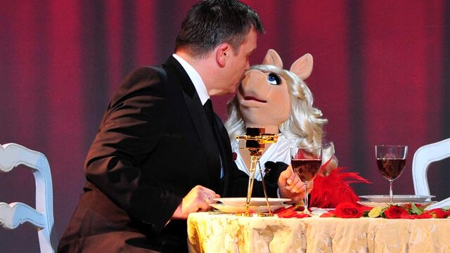 File:VerleihungDerGoldenenKamera-Kiss-HapeKerkeling&MissPiggy-(2012-02-04).jpg