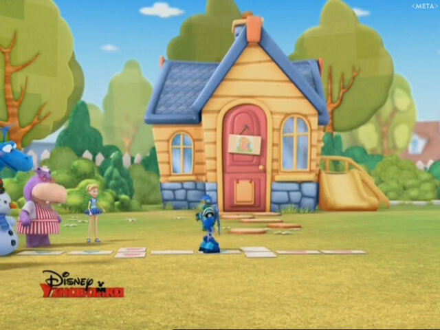 File:Commander crush doing hopscotch.jpg