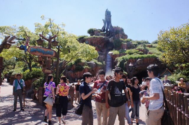 File:TokyoDisneyland-SplashMountain.jpg