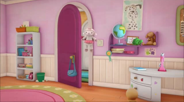 File:Lambie at the door.jpg