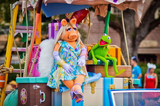 File:Disney'sHonoraryVoluntEarsCavalcade-MissPiggy'sBeautyKit.jpg
