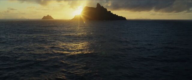 File:The Last Jedi 02.jpg