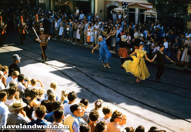 File:OpeningDayParade 9.jpg