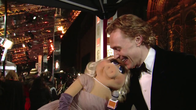 File:BAFTA-Awards-2012-MissPiggy&TomHiddleston.png