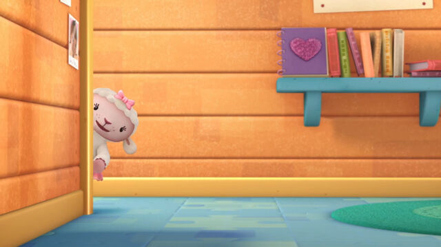 File:Lambie at the edge of the wall.jpg