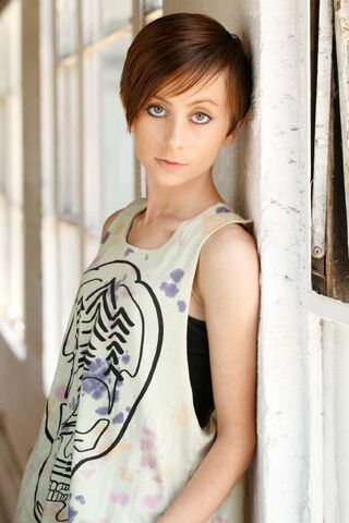 File:Allisyn Ashley Arm 2015.jpg