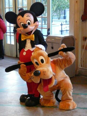 File:MickeyPlutoBacklot.jpg