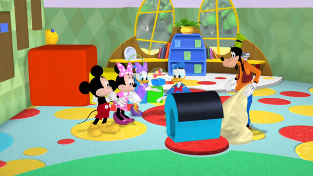 File:Goofy and donald found a doghouse.jpg
