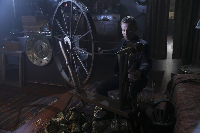File:Once Upon a Time - 6x08 - I'll Be Your Mirror - Photography - Gold Spinning.jpg
