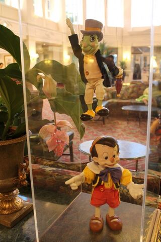 File:Disneyland-Paris-Hotel-Pinocchio-and-Jiminy-Cricket.jpeg