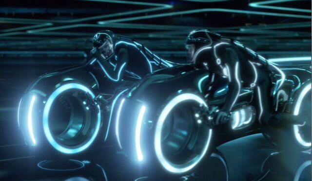 File:Lightcycles in Tron Legacy.jpeg