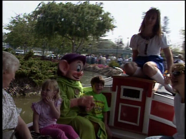 File:DopeyonStorybookLandCanals.jpg