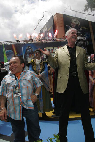 File:Warwick Davis & Anthony Daniels 2.jpg