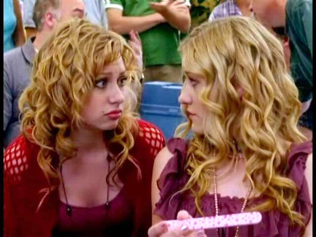 File:Amanda michalka alyson michalka.jpg