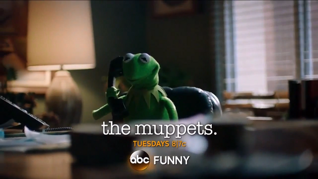 File:Miss Piggy Adele Hello spoof 14.png